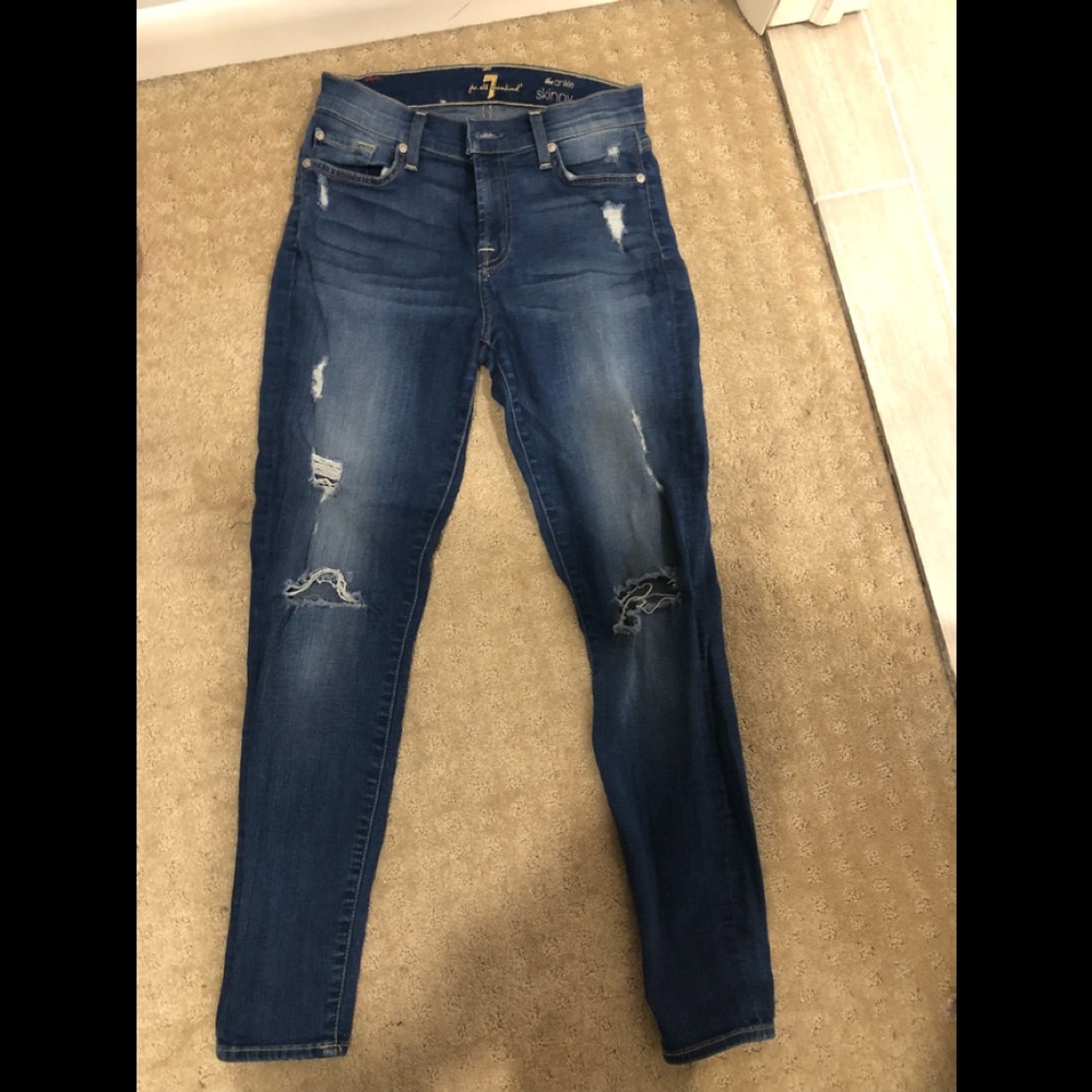 Straight slim distressed jeans